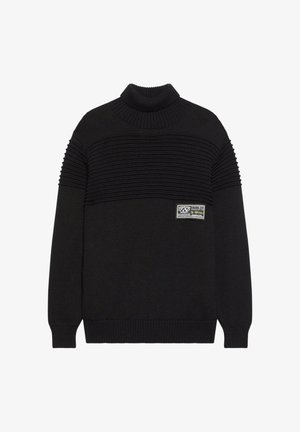 Maglione a collo alto a coste nero con strisce orizzontali strutturate su petto e maniche, e una targhetta rettangolare con marchio sul lato sinistro.