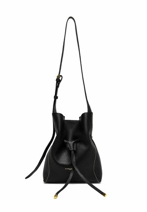 Borsa a secchiello in pelle nera testurizzata con tracolla regolabile, chiusura a coulisse e piccolo logo dorato sul davanti.