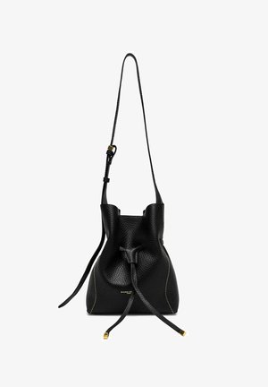 Borsa a secchiello in pelle nera testurizzata con tracolla regolabile, chiusura a coulisse e piccolo logo dorato sul davanti.