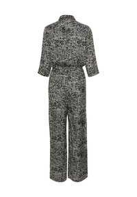 Jumpsuit de patrón en blanco y negro con cuello de solapa, mangas 3/4, cintura ceñida y diseño de pierna ancha. Acabado de tela texturizada.