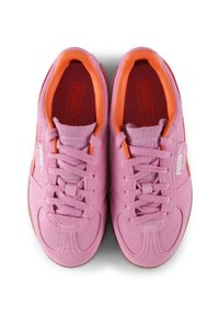 Sneaker in suede rosa con accenti arancioni, punta rotonda, lacci piatti, linguetta imbottita e logo bianco. Soletta testurizzata e suola in gomma.