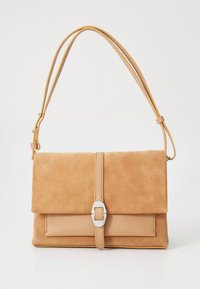 Vaaleanruskea mokkanahkainen käsilaukku, jossa on läppäsuljin, suorakaiteen muoto, sileä pinta ja hopeinen solki.