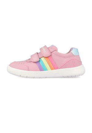 Zapatilla infantil rosa con dos tiras de velcro y rayas de colores del arcoíris en el lateral, suela blanca y lengüeta metálica azul en el talón.