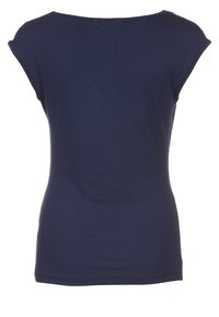 Marinblå fitted t-shirt med rund halsringning och korta ärmar, tillverkad av slätt tyg med en subtil lyster, inga synliga mönster eller detaljer.