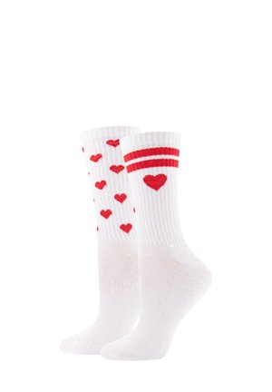 Paar weiße Knöchelsocken mit roten Herzmustern, eines mit mehreren kleinen Herzen und das andere mit einem Herz und zwei roten Streifen.