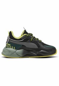 Baskets de sport noires en matériaux synthétiques et en mesh, avec des accents verts, une semelle texturée et un design rayé. Les lacets sont néon jaunes.