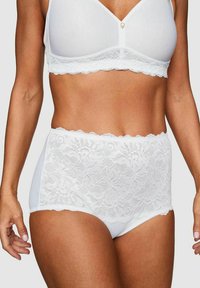 Vitt underklädesset med en spets-bra med scalloperade kanter och en matchande högmidjad trosor med blommig spetsdetalj.