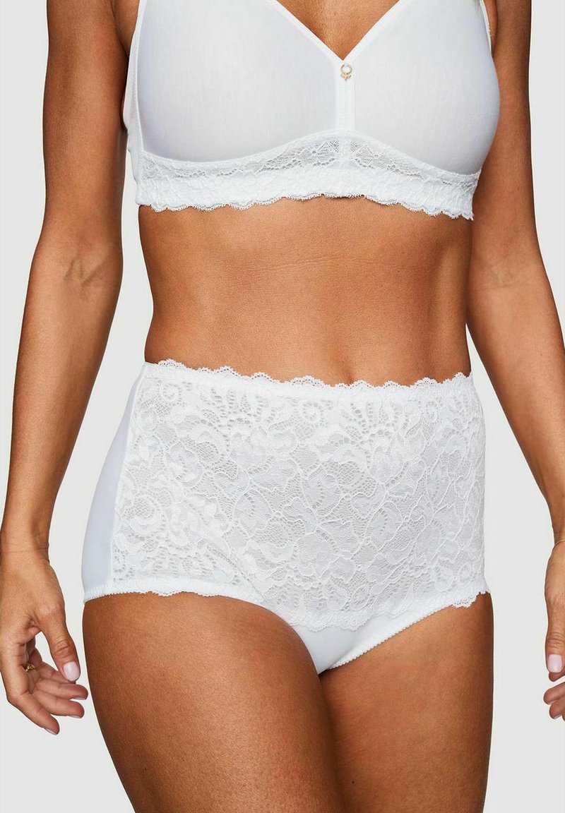 Vitt underklädesset med en spets-bra med scalloperade kanter och en matchande högmidjad trosor med blommig spetsdetalj.