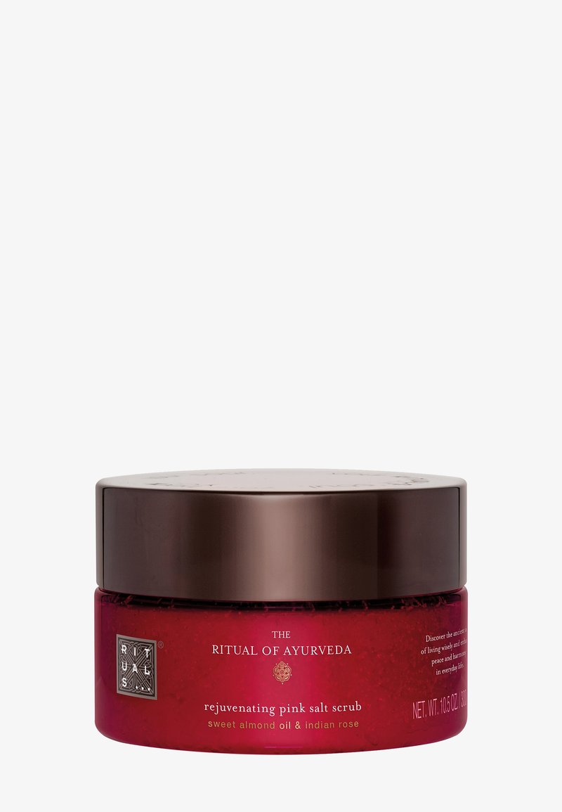 Forfriskende rosa saltskrubb i et rundt glasskrukke med mørkebrunt lokk. Krukken har en blank, livlig rød overflate og etikettfinesser.