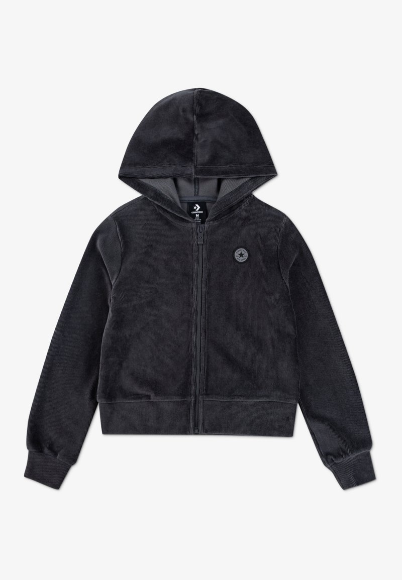Veste noire zippée à capuche, manches longues et poignets côtelés, avec un petit logo rond sur le côté gauche de la poitrine.