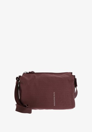 Sac bandoulière en tissu bordeaux avec fermeture éclair, motif à pois, sangle ajustable et logo imprimé sur le côté. Design compact.