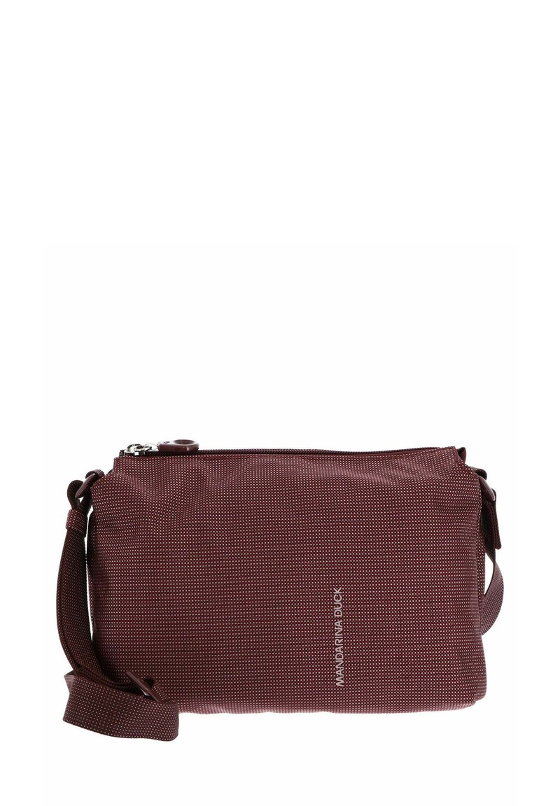 Bordeauxroter Umhängetasche aus Stoff mit Reißverschluss, Punktemuster, verstellbarem Trageriemen und einem auf der Seite aufgedruckten Logo. Kompaktes Design.