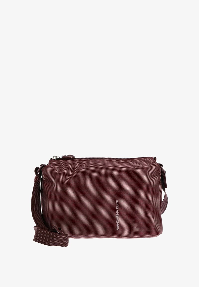 Bordeauxroter Umhängetasche aus Stoff mit Reißverschluss, Punktemuster, verstellbarem Trageriemen und einem auf der Seite aufgedruckten Logo. Kompaktes Design.