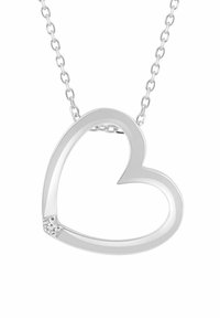Srebrny naszyjnik z zawieszką w kształcie serca o polerowanym wykończeniu, ozdobiony małym, przezroczystym kamieniem przy jednej krawędzi. W zestawie łańcuszek.