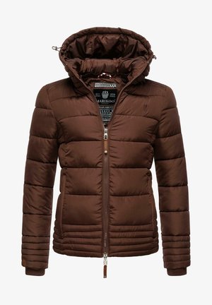 Veste matelassée marron avec capuche, fermeture éclair intégrale à l'avant et étiquette intérieure de marque, présentant des surpiqûres horizontales matelassées et des poignets côtelés.