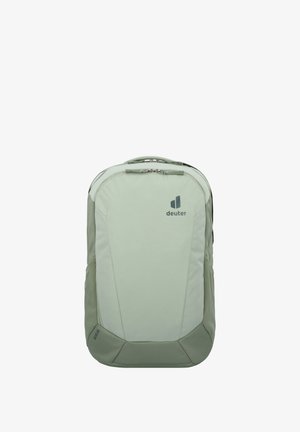 Hellgrüner Rucksack mit schlankem Design, aus robustem Stoff gefertigt. Verfügt über ein mit Reißverschluss verschlossenes Hauptfach und ein Logo auf der Vorderseite.