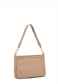 Borsa a tracolla in pelle beige con finitura testurizzata, tracolla singola, accessori in oro e tasca frontale con zip. Marchio anche impresso.