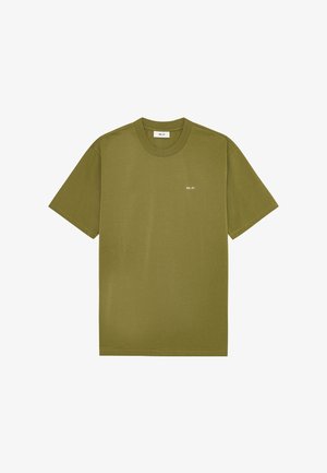 Olijf groene katoenen T-shirt met korte mouwen, ronde hals en minimalistische witte tekst "NN. 07" op de borst. Glad stof, normale pasvorm.