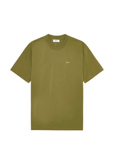 Oliven grøn bomulds T-shirt med korte ærmer, rund halsudskæring og minimalistisk hvid tekst "NN. 07" på brystet. Glat tekstur, almindelig pasform.