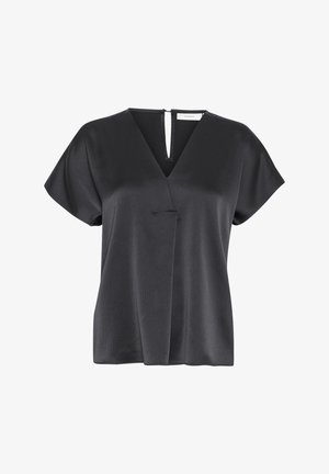 Czarna bluzka z krótkim rękawem, dekoltem w kształcie litery V, o fakturowanym materiale, z przodem zachodzącym na siebie oraz otworem w kształcie łezki z tyłu przy dekolcie.