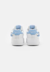 Karl Kani Matalavartiset tennarit - white