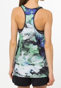 Top sin mangas multicolor con un diseño fluido en verde, azul y negro. Tejido texturizado con corte racerback para mayor movilidad.
