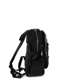 Sac à dos noir avec deux compartiments zippés, des bretelles réglables et des poches latérales élastiques. Fabriqué en tissu durable avec une finition texturée.