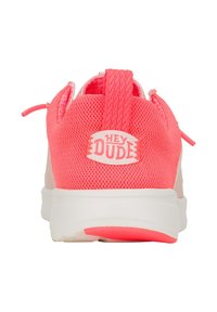 Sneaker in mesh rosa con suola in gomma bianca. Le caratteristiche includono una linguetta per il recupero, lacci elastici e un emblema "HEY DUDE" sul tallone.