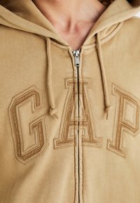 GAP LOGO - Camisola com fecho - mojave