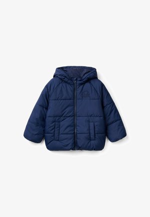 Giacca puffer blu navy con chiusura a zip e cappuccio. Presenta una texture trapuntata, due tasche frontali e un discreto dettaglio del logo sul petto.