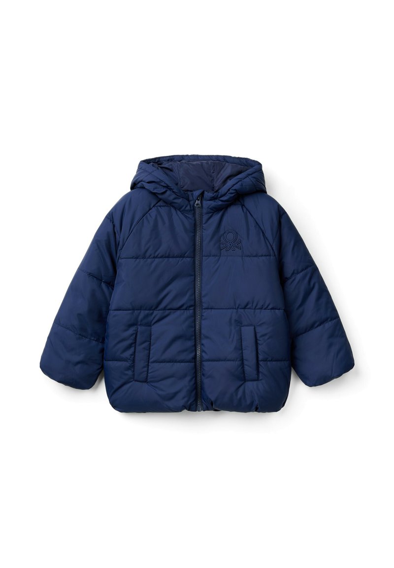Giacca puffer blu navy con chiusura a zip e cappuccio. Presenta una texture trapuntata, due tasche frontali e un discreto dettaglio del logo sul petto.