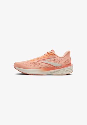 Chaussure de course Brooks Launch en rose clair avec une tige en mesh respirant, une semelle rembourrée, des accents blancs et un design aérodynamique élégant.