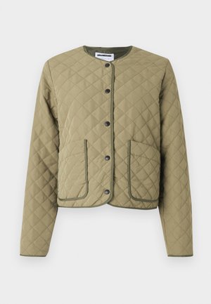 Quilted olivengrønn jakke med rund hals, trykknapper og to framlommer kantet med mørkegrønn trim. Teksturert stoff.