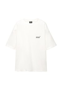 Hvid oversized t-shirt lavet af blødt bomuld, med korte ærmer og et lille sort trykt "1978" logo på venstre side.