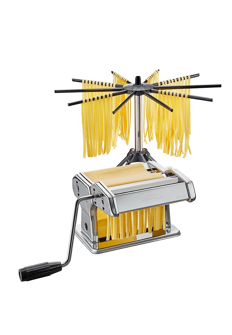 Pasta maker met chroomafwerking, handmatige draaimechanisme en pastadroogrek. Inclusief gele pastaslierten die hangen van horizontale armen.