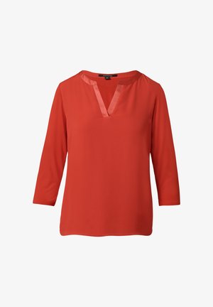 Rote Bluse mit Dreiviertelärmeln, einem V-Ausschnitt und satinierten Abschlüssen entlang des Ausschnitts. Glatter Stoff, schlichtes Design.