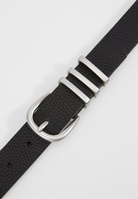 Cinto de couro preto texturizado com uma fivela metálica prateada e três acabamentos horizontais para um detalhe adicional.