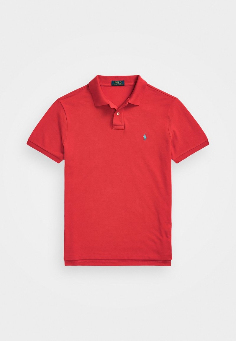 Polo rouge à manches courtes avec col et patte à deux boutons, avec un petit logo bleu brodé sur la poitrine gauche.