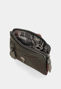 Cartera de cuero en verde oscuro con cierre de cremallera, que presenta un interior de tela gris con diseño y detalles en metal plateado.