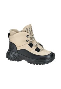 Botines beige y negros con parte superior acolchada, que cuentan con un logo, cordones plateados y una suela de goma texturizada para mayor tracción.