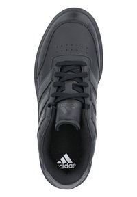 Schwarzer Sportschuh mit einem glatten Lederoberteil, runder Zehenpartie, Schnürverschluss und drei gestreiften Akzenten an der Seite. Mit strukturiertem Sohlenprofil für besseren Halt.