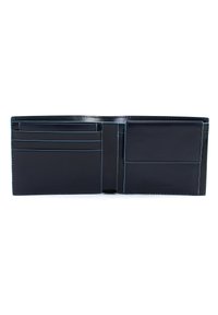 Billetera de cuero azul marino con múltiples compartimentos para tarjetas, un bolsillo central y detalles en costura azul contrastante. Textura suave, diseño de dos pliegues.