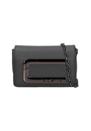 Borsa a tracolla in finta pelle grigia con logo metallico e un accento nero lucido, dotata di tracolla a catena e dalla forma rettangolare.