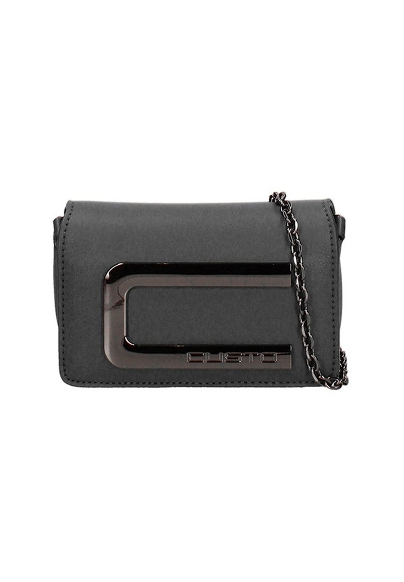 Borsa a tracolla in finta pelle grigia con logo metallico e un accento nero lucido, dotata di tracolla a catena e dalla forma rettangolare.