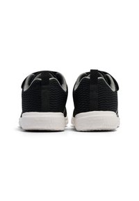 Schwarze Netzsneaker mit strukturierter Oberfläche, weißen Sohlen und einer Rückenschlaufe zum einfachen Anziehen. Markenlogo auf der Ferse geprägt.