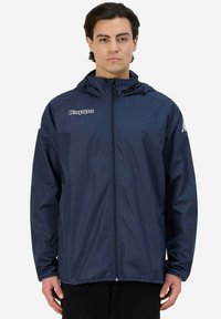 Giacca blu navy resistente all'acqua con zip frontale, cappuccio regolabile e logo Kappa sul petto. Tessuto liscio e maniche lunghe.
