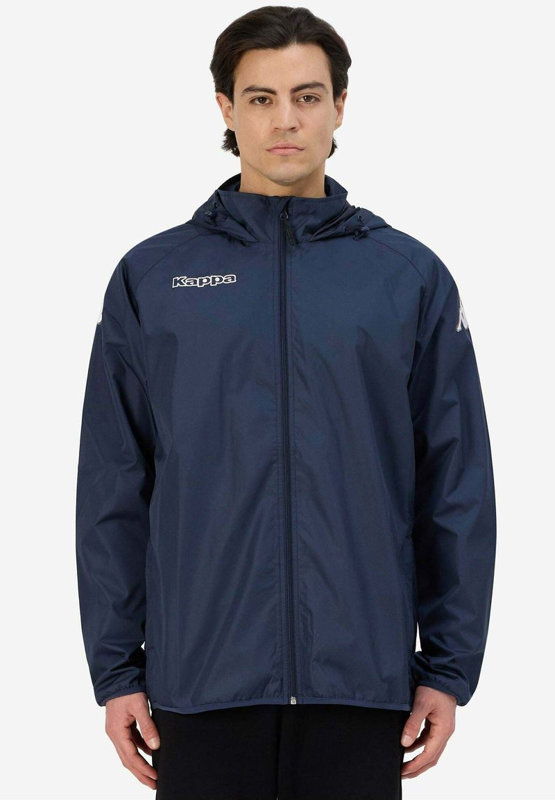 Giacca blu navy resistente all'acqua con zip frontale, cappuccio regolabile e logo Kappa sul petto. Tessuto liscio e maniche lunghe.