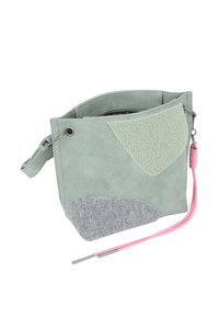 Borsa in pelle verde con accenti testurizzati in verde chiaro e grigio. Presenta una chiusura con zip, una tracolla regolabile e dettagli rosa.