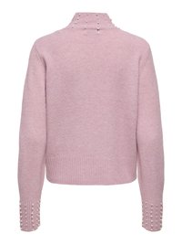 Pull rose pâle à manches longues avec ourlet et poignets côtelés, orné de petites perles sur les poignets et le col montant.