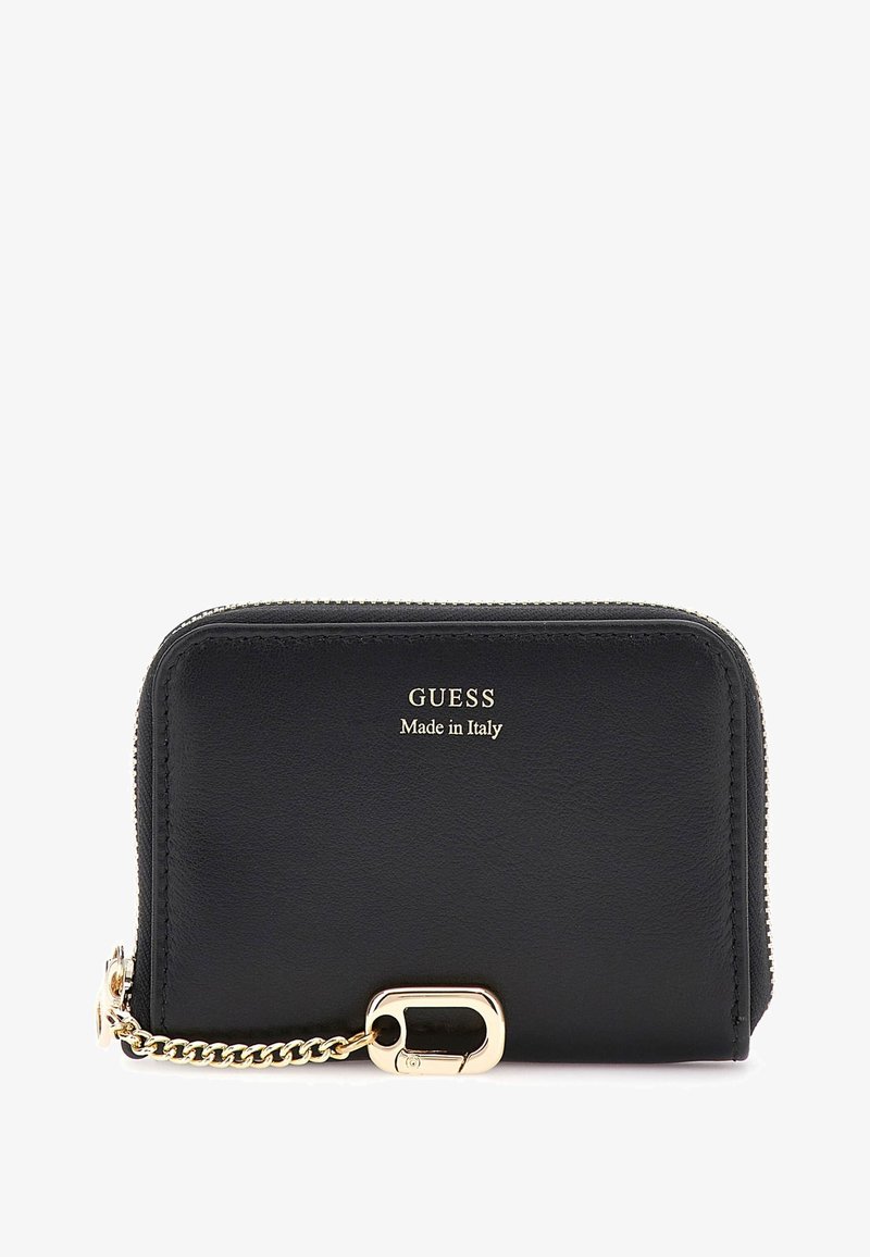 Portefeuille en cuir noir avec fermeture éclair, quincaillerie dorée, accent chaîne et logo embossé "GUESS Fabriqué en Italie" à l'avant.